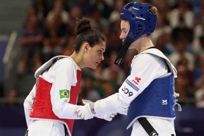 Maria Clara Pacheco (de vermelho) vence a australiana Stacey Hymer na estreia do taekwondo em Paris             