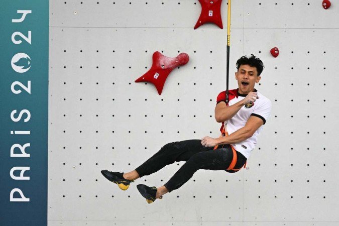 Veddriq Leonardo, da Indonésia, conquistou a medalha de ouro na escalada esportiva velocidade, com um tempo 4s75 - (crédito: Fabrice Cofrrini / AFP) ) Veddriq Leonardo, da Indonésia, conquistou a medalha de ouro na escalada esportiva velocidade, com um tempo 4s75 - (crédito: Fabrice Cofrrini / AFP) )