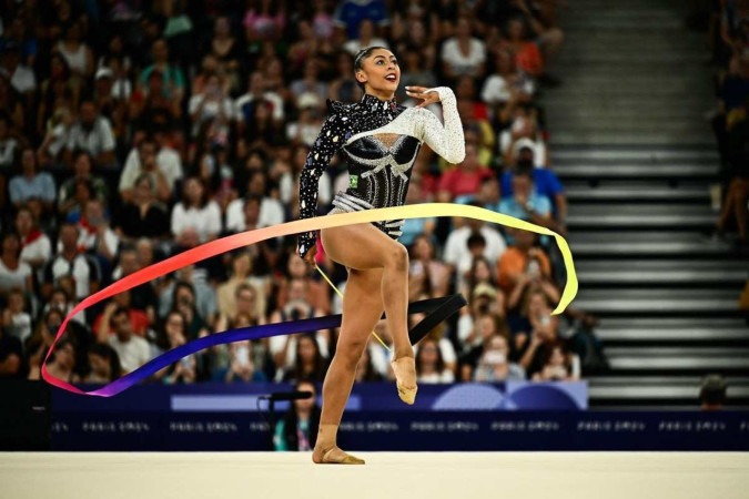 A brasileira Bárbara Domingos se apresenta com a fita ao competir na qualificação individual geral da ginástica rítmica durante os Jogos Olímpicos de Paris 2024, na Arena Porte de la Chapelle, em Paris, em 8 de agosto de 2024.  -  (crédito: Loic VENANCE / AFP)