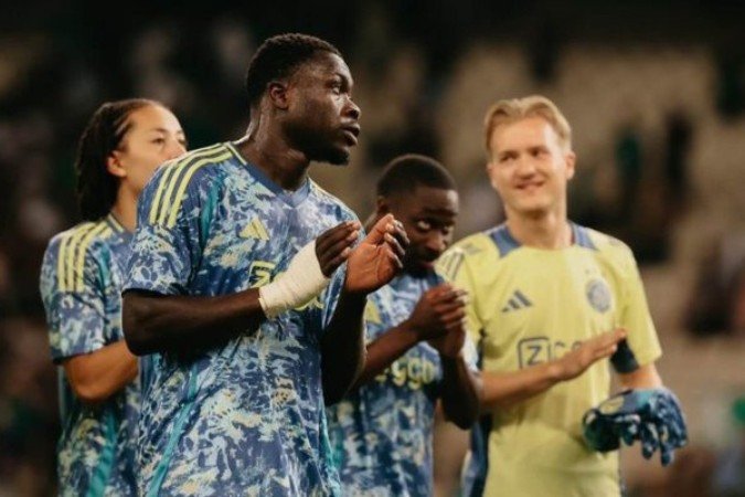 Jogadores de Ajax e Panathinaikos em disputa de bola na Liga Europa - (crédito: Foto: Divulgação) Jogadores de Ajax e Panathinaikos em disputa de bola na Liga Europa - (crédito: Foto: Divulgação)