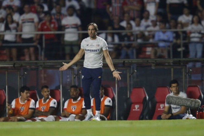 Luis Zubeldía recebeu mais um cartão vermelho pelo São Paulo - (crédito: Foto: Rubens Chiri e Paulo Pinto/Saopaulofc.net) Luis Zubeldía recebeu mais um cartão vermelho pelo São Paulo - (crédito: Foto: Rubens Chiri e Paulo Pinto/Saopaulofc.net)