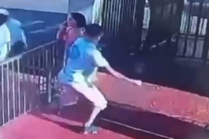 Vídeo: homem dá socos na ex-mulher na frente do filho, em Uberlândia - (crédito: Rede de Noticias) Vídeo: homem dá socos na ex-mulher na frente do filho, em Uberlândia - (crédito: Rede de Noticias)