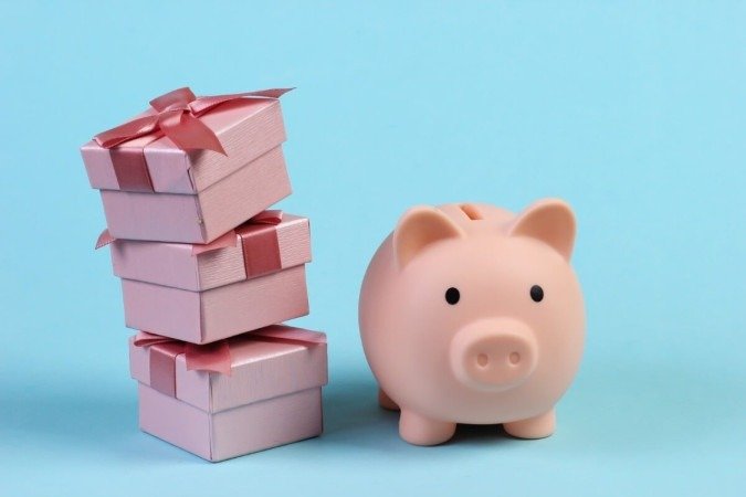 Economizar de forma estratégica e planejada é uma das formas de presentear os pais sem entrar no vermelho no fim do mês (Imagem: Vladimir Sukhachev | Shutterstock) - (crédito: Edicase) Economizar de forma estratégica e planejada é uma das formas de presentear os pais sem entrar no vermelho no fim do mês (Imagem: Vladimir Sukhachev | Shutterstock) - (crédito: Edicase)