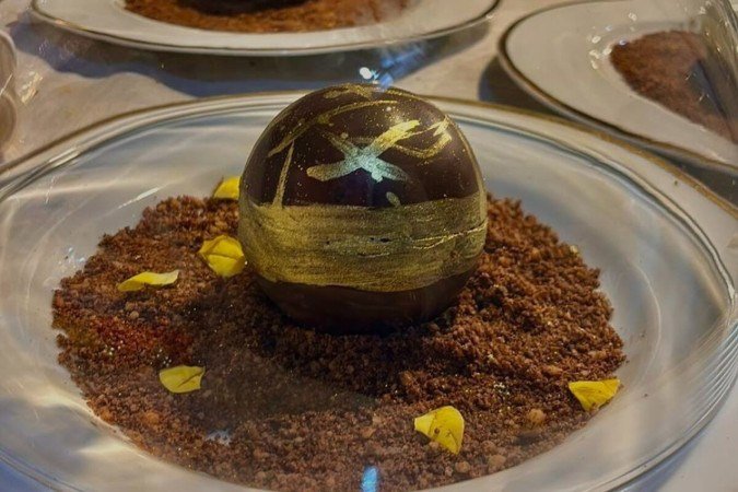 Esfera de chocolate com entremet de coco e manga e calda de chocolate (Imagem: Efraim Lucas | Grupo PHD Eventos) - (crédito: Edicase) Esfera de chocolate com entremet de coco e manga e calda de chocolate (Imagem: Efraim Lucas | Grupo PHD Eventos) - (crédito: Edicase)