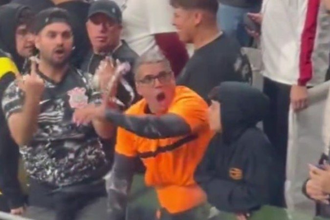 Torcedor do Corinthians zomba de gremistas em alusão à tragédia das enchentes no Rio Grande do Sul - (crédito: Foto: Reprodução) Torcedor do Corinthians zomba de gremistas em alusão à tragédia das enchentes no Rio Grande do Sul - (crédito: Foto: Reprodução)