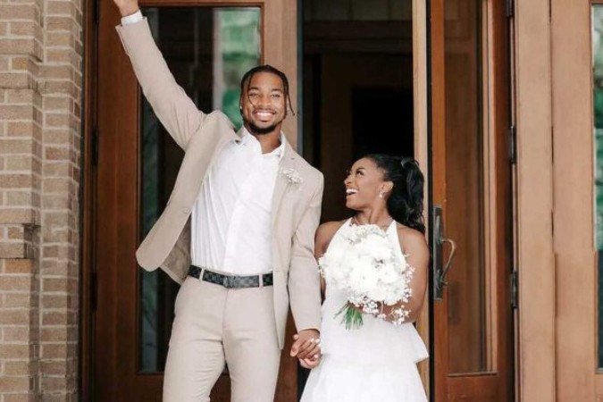 Simone Biles vestida de noiva ao lado do marido Jonathan Owens - (crédito: Foto: Reprodução) Simone Biles vestida de noiva ao lado do marido Jonathan Owens - (crédito: Foto: Reprodução)