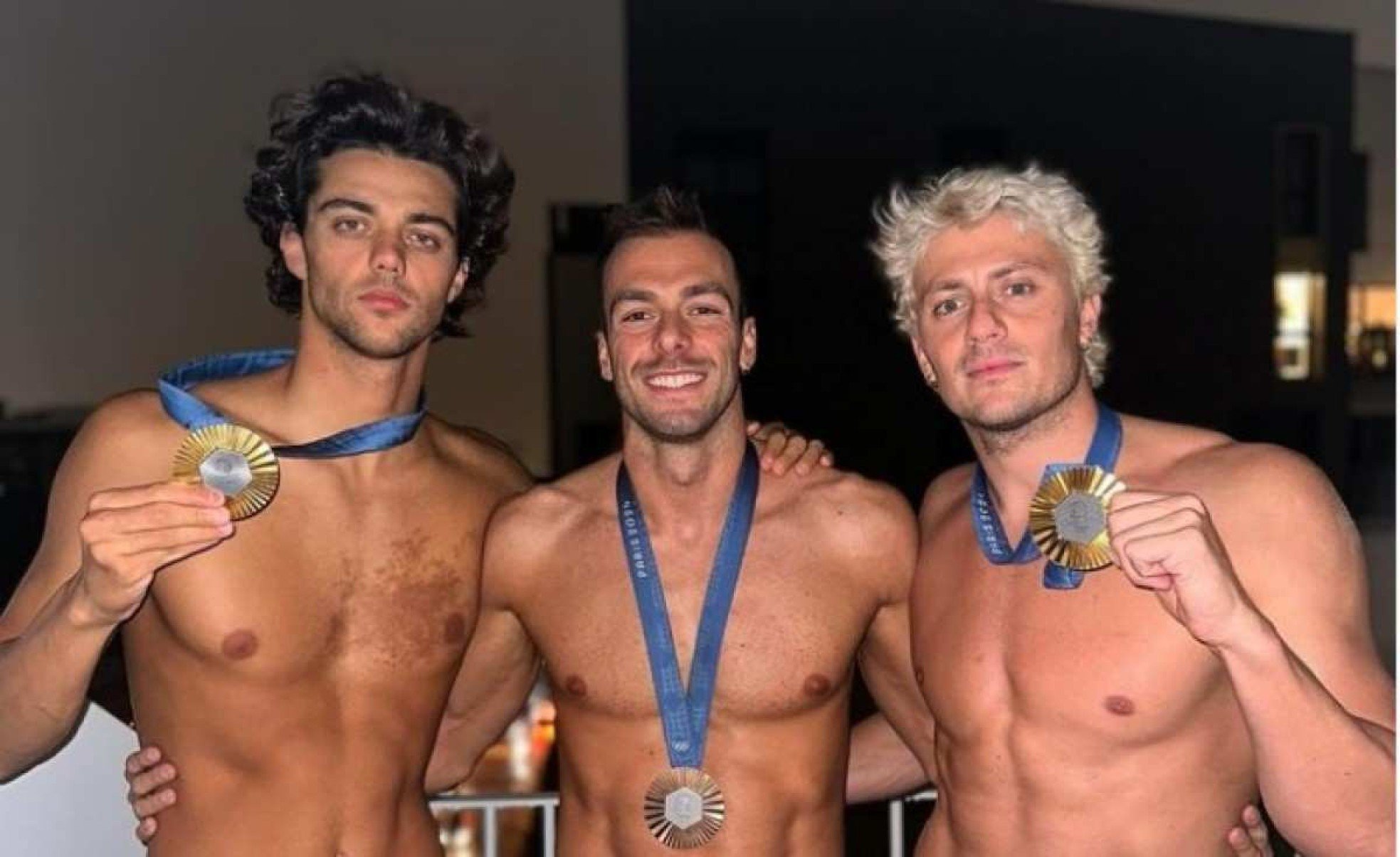 Nadadores italianos celebram medalhas olímpicas e arrancam suspiros dos fãs