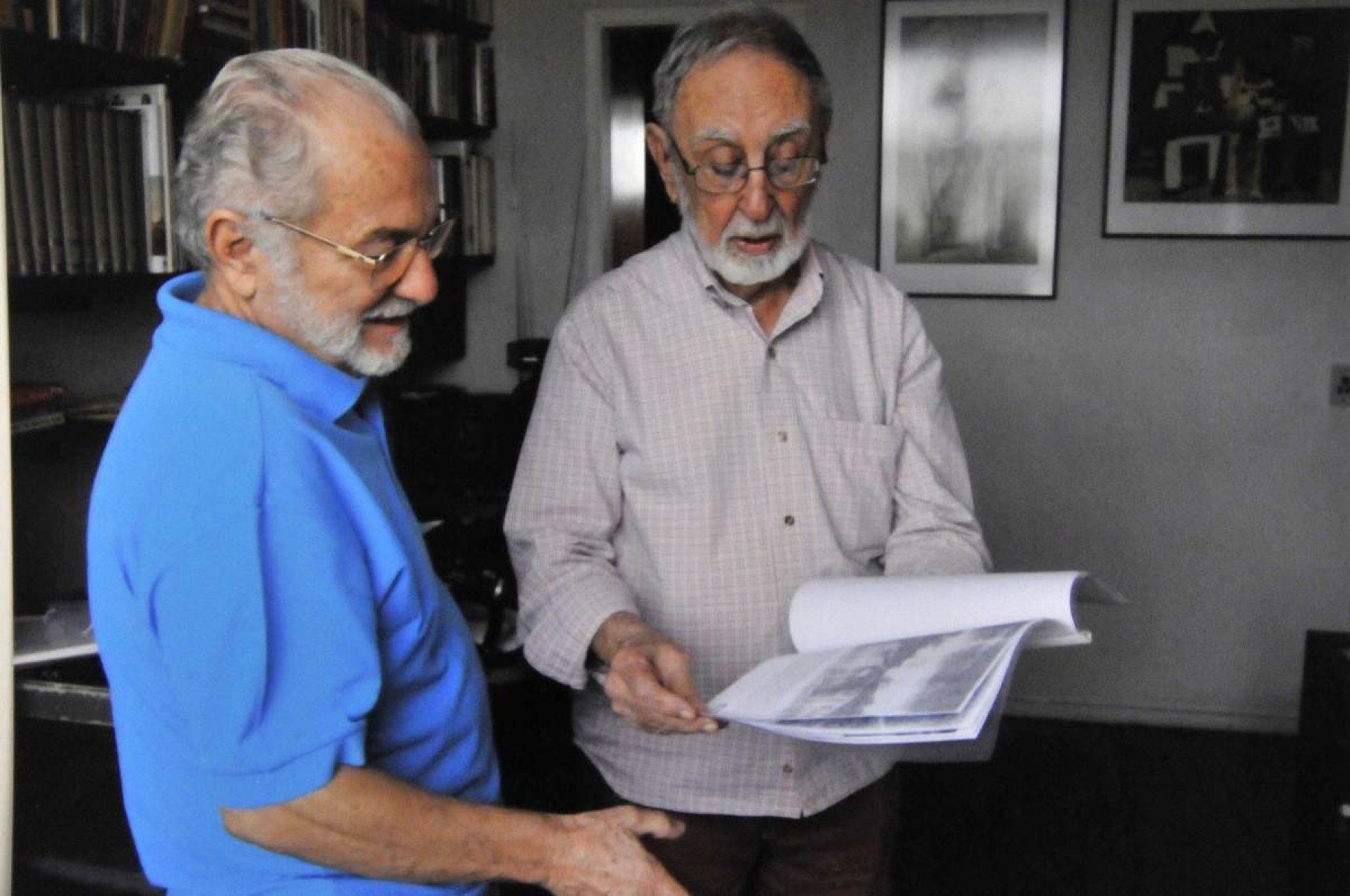 O engenheiro Augusto Guimarães (D) pediu a  Jarbas Silva Marques que construísse o marco