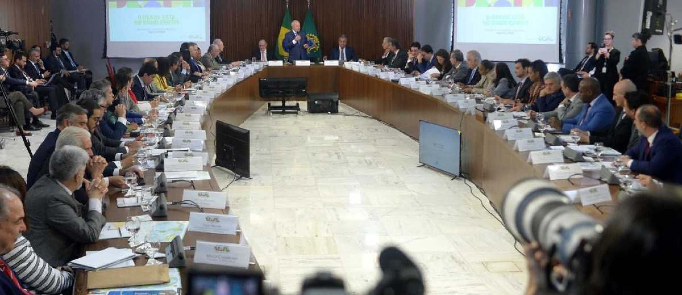 Lula faz reunião ministerial para 