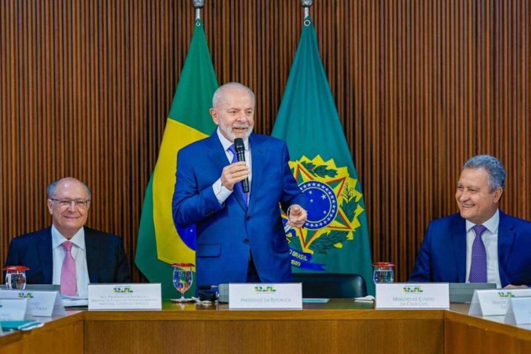 Lula prega otimismo no Brasil apesar de incertezas globais