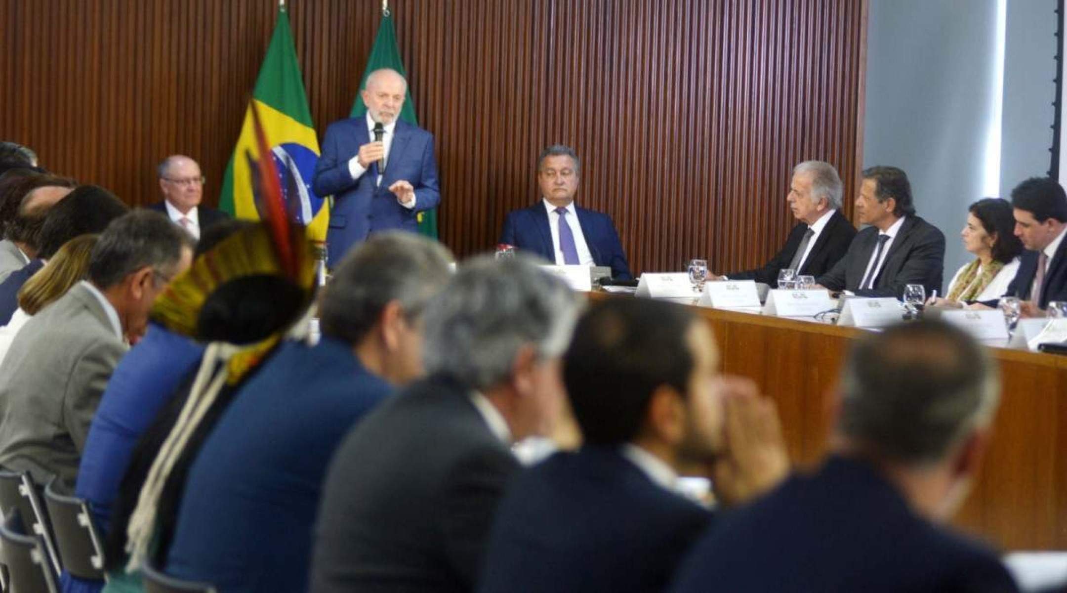 Não estou pensando em fazer trocas nos ministérios, garante Lula