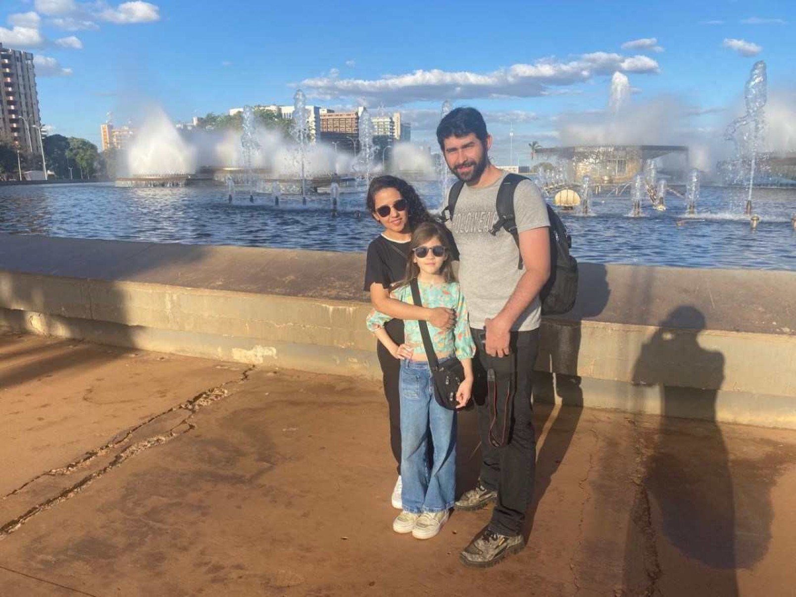 Poliana de Queiroz com seu marido Claudiney Melo e sua filha Sofia