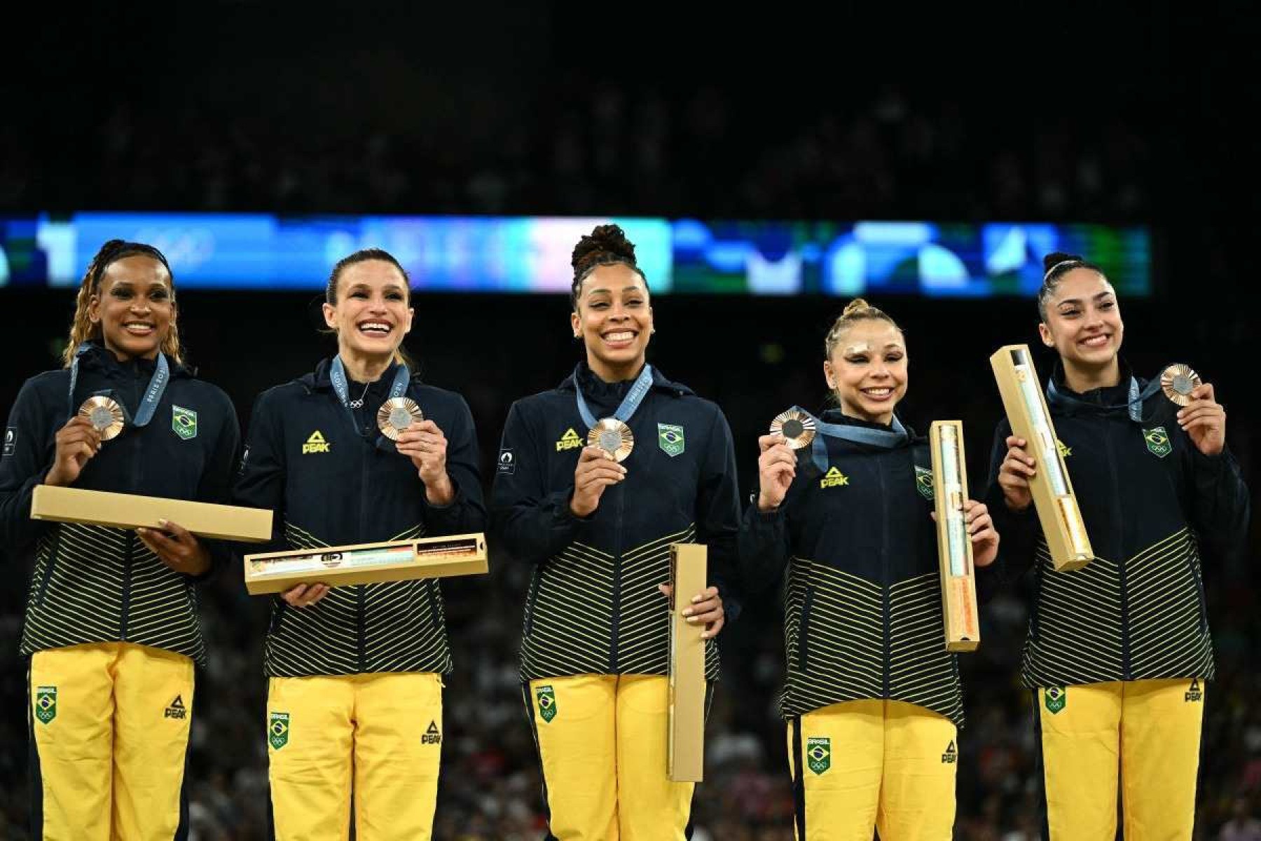 Seleção Brasil posa com a medalha de bronze durante cerimônia do pódio da final por equipes femininas de ginástica artística dos Jogos Olímpicos Paris 2024, na Arena Bercy, em Paris, no dia 30 de julho de 2024.