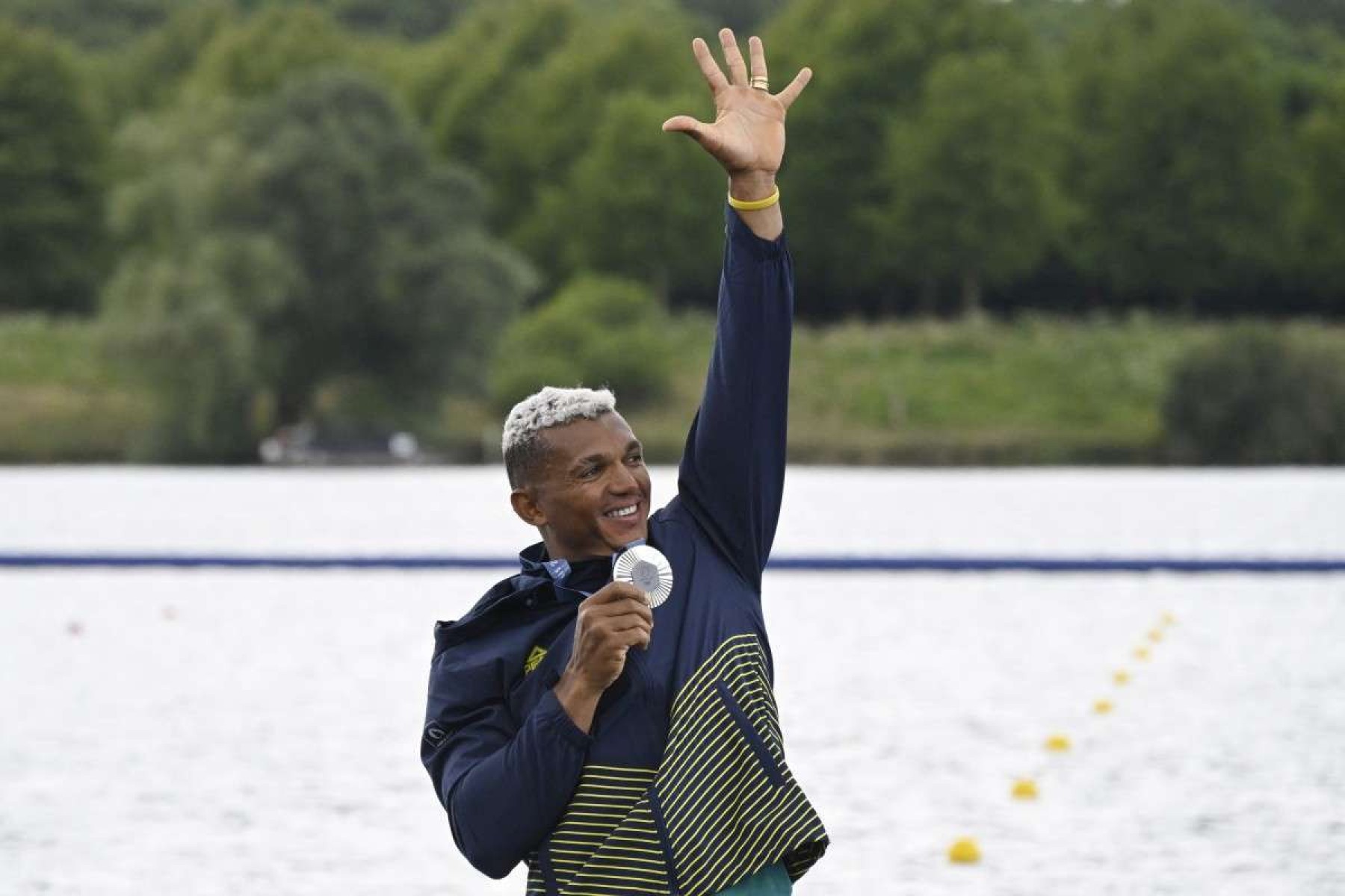 O medalhista de prata brasileiro Isaquias Guimarães Queiroz comemora no pódio durante a cerimônia de medalha após a final da canoagem individual masculina de 1000m da competição de canoagem velocidade no Estádio Náutico de Vaires-sur-Marne, em Vaires-sur-Marne, durante os Jogos Olímpicos de Paris 2024, em 9 de agosto 2024.