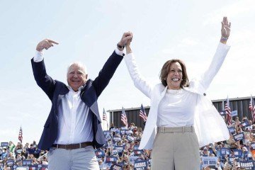 Tim Walz e Kamala Harris cumprimentam simpatizantes em Eau Claire, no estado de Wisconsin: candidato é antítese do republicano J.D. Vance -  (crédito: Kamil Krzaczynski/AFP)