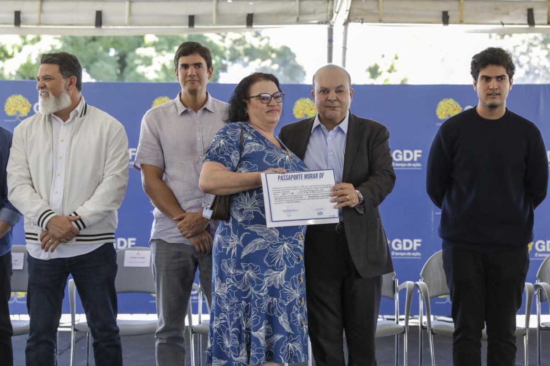 Ibaneis entrega mil escrituras residenciais em evento na Praça do Buriti