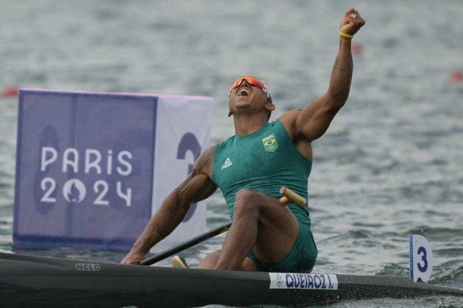  Brazil's silver medallists Isaquias Guimaraes Queiroz celebrates after the men's canoe single 1000m final of the canoe sprint competition at Vaires-sur-Marne Nautical Stadium in Vaires-sur-Marne during the Paris 2024 Olympic Games on August 9, 2024. (Photo by Bertrand GUAY / AFP)
       -  (crédito: Bertrand GUAY / AFP)