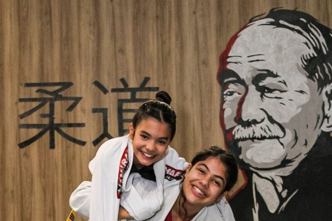 Maria Luíza e Manuela Monteiro se inspiram com a performance dos aletas nas Olímpiadas. 