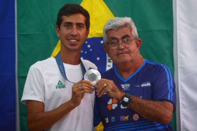 O marchador Caio Bonfim e o treinador João Sena: cumplicidade atravessando gerações para favorecer a marcha atlética brasileira -  (crédito:  Ed Alves/CB/D.A Press)