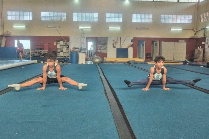Henrique e Enzo praticam ginástica artística todos os dias, para garantir o pódio