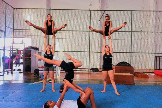 Mariana, em pé (D) treina com as amigas na Estrutural