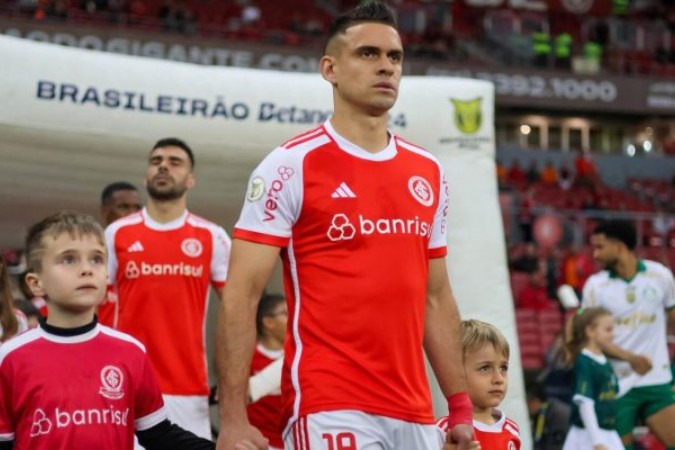 Borré disputa bola com Giay durante partida entre Internacional e Palmeiras no Beira-Rio pelo Campeonato Brasileiro -  (crédito: Foto: Cesar Greco/Palmeiras)