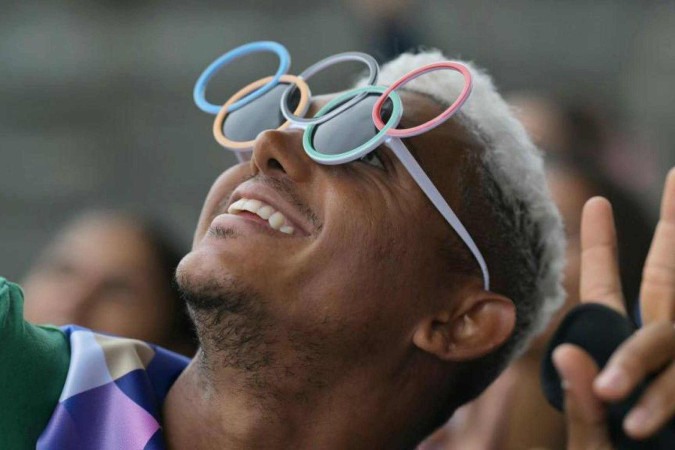 O atleta comemorou com a mãe a conquista do bronze olímpico na prova dos 200 metros na canoagem de velocidade no Rio 2016 -  (crédito: AFP)