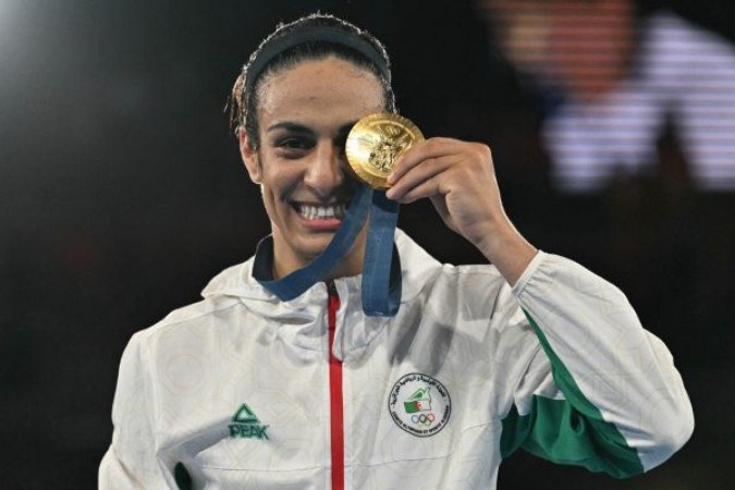 Imane Khelif exibe sua felicidade com a medalha de ouro conquistada em Paris -  (crédito: Foto: Mohd Rasfan/AFP via Getty Images)