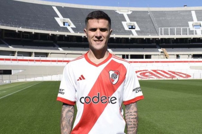 Bustos, ex-Internacional, posa com a camisa do River Plate -  (crédito: Foto: Divulgação / River Plate)