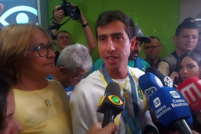 Caio Bonfim é recepcionado por fãs no Aeroporto de Brasília após conquistar a medalha de prata na marcha atlética nos Jogos Olímpicos de Paris 2024 -  (crédito: Ed Alves/CB/D.A.Press)