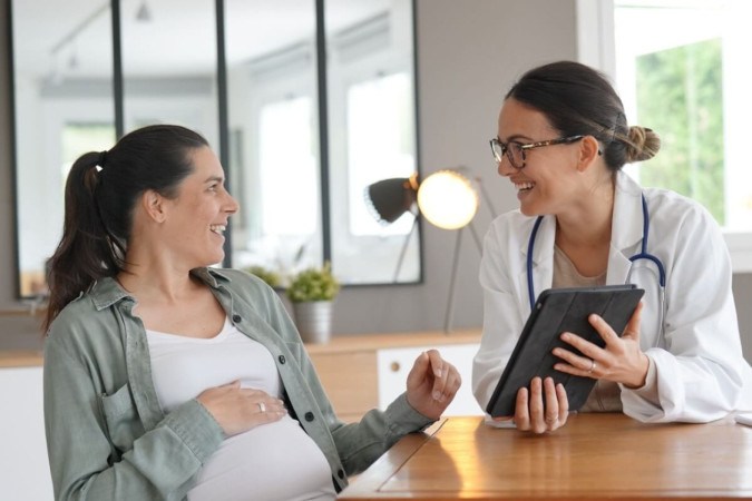 Acompanhamento médico durante a gestação assegura a saúde da mãe e do bebê (Imagem: goodluz | Shutterstock) -  (crédito: EdiCase)