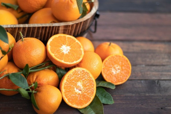 O consumo regular de laranja pode trazer diversos benefícios para a saúde (Imagem: PradaBrown | Shutterstock)  -  (crédito: EdiCase)