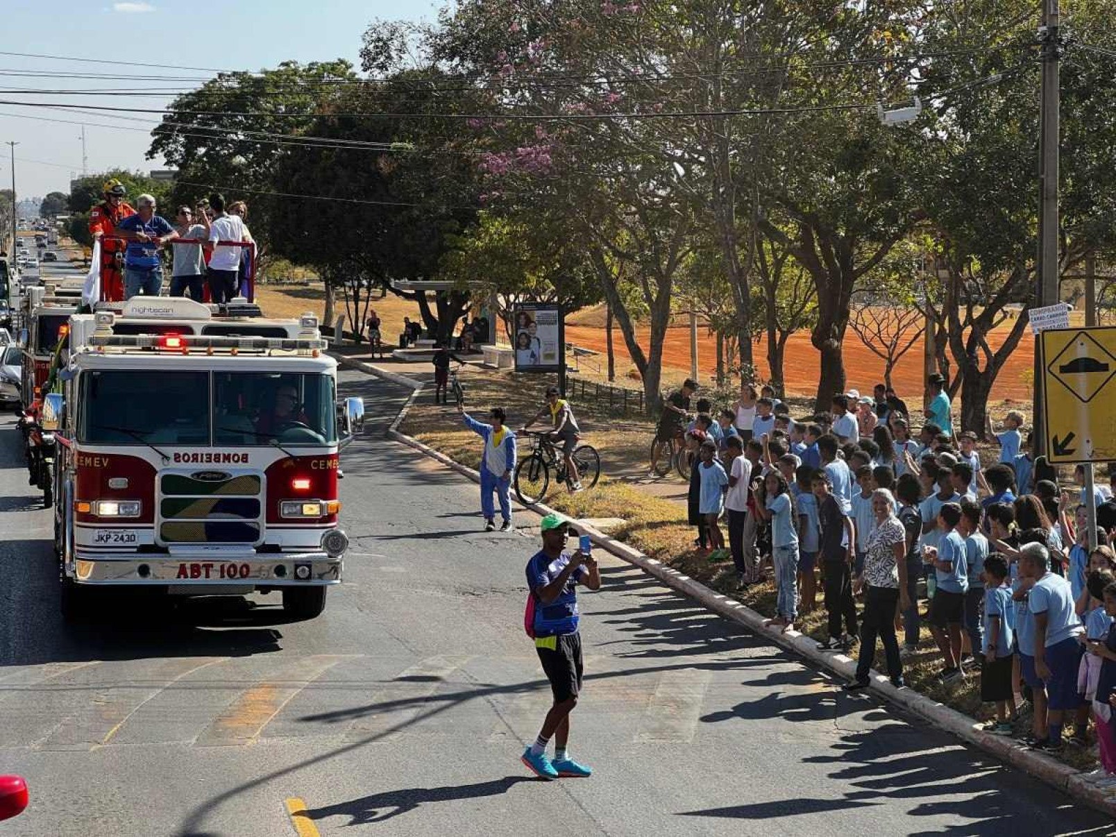 Caio Bonfim é recebido com carreata em sobradinho após conquistar a medalha de prata na marcha atlética dos Jogos Olímpicos de Paris 2024