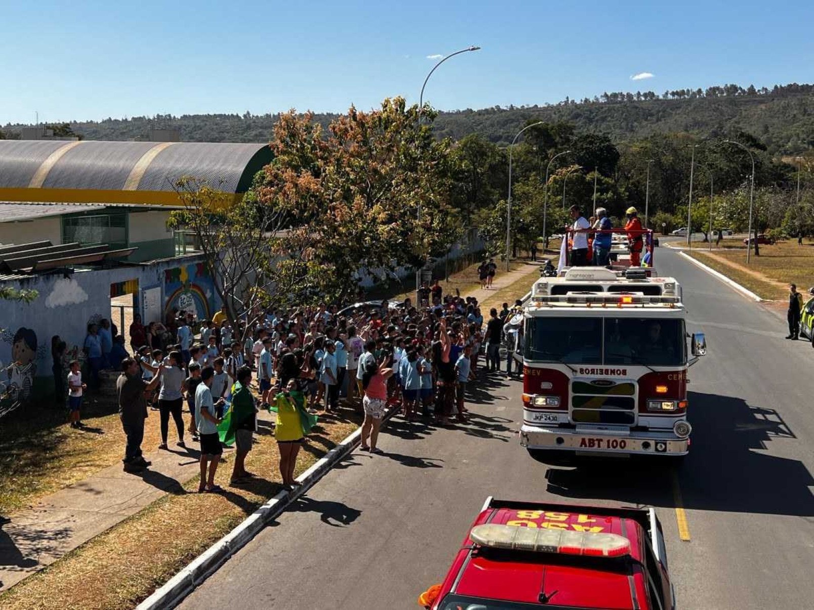 Caio Bonfim desfila em Sobradinho com medalha de prata das Olimpíadas