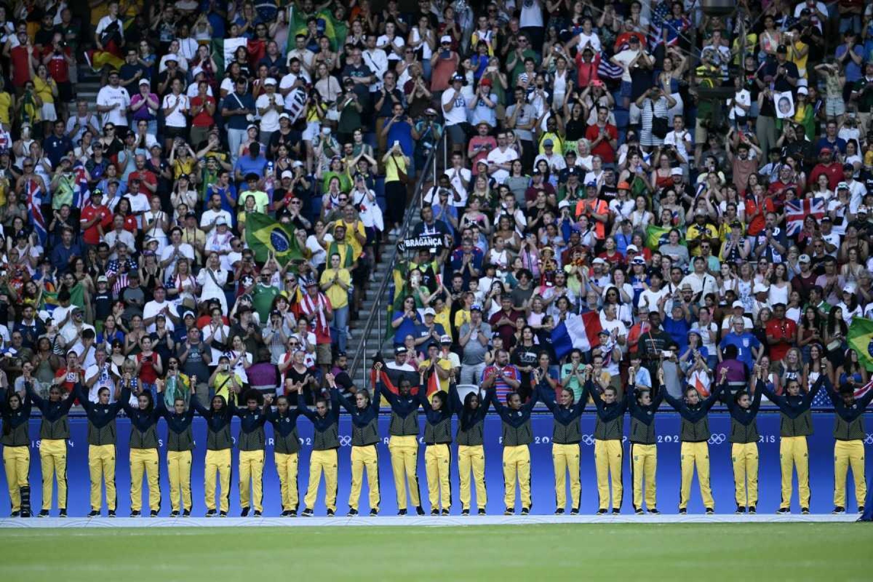 As medalhistas de prata do Brasil comemoram no pódio após a final da medalha de ouro feminina entre Brasil e EUA durante os Jogos Olímpicos de Paris 2024, no Parc des Princes, em Paris, em 10 de agosto de 2024.