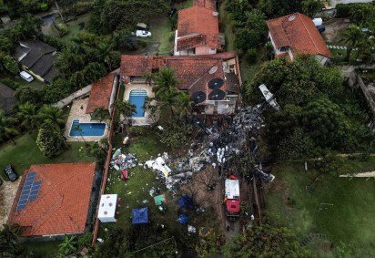 Foto mostra visão aérea da queda do avião de Vinhedo, que caiu nessa sexta-feira (9/8)       -  (crédito: Nelson Almeida/AFP)