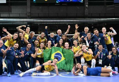Medalhistas de bronze Jogadoras brasileiras comemoram após vencerem a partida pela medalha de bronze no vôlei feminino entre Brasil e Turquia na South Paris Arena 1, em Paris, durante os Jogos Olímpicos de Paris 2024, em 10 de agosto de 2024.  -  (crédito: Natalia KOLESNIKOVA / AFP)