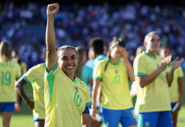 A atacante brasileira Marta, reage após a final da medalha de ouro feminina entre Brasil e EUA durante os Jogos Olímpicos de Paris 2024, no Parc des Princes, em Paris, em 10 de agosto de 2024.  -  (crédito: FRANCK FIFE / AFP)