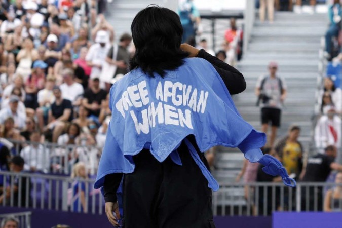 A estreia da atleta refugiada afegã Manizha Talash no breaking nas Olimpíadas de Paris 2024, na sexta-feira (9/8), foi marcada por um protesto dela por direitos femininos no país de origem. -  (crédito: Odd Andersen/AFP)