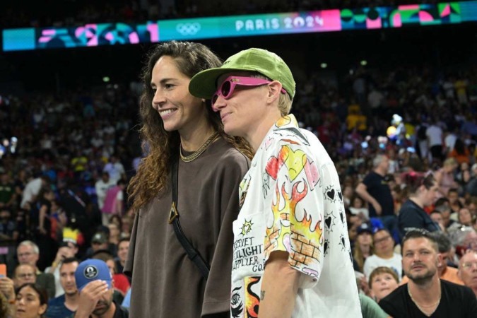 A jogadora de futebol norte-americana Megan Rapinoe (D) e sua parceira, a jogadora de basquete norte-americana Sue Bird -  (crédito: Damien MEYER / AFP)