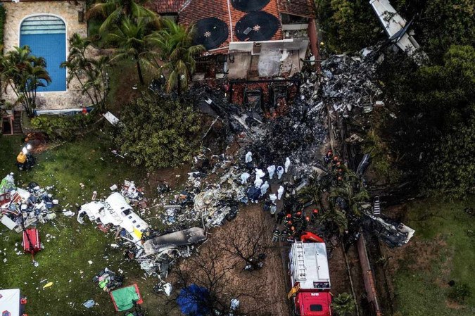  This photo shows an aerial view of the wreckage of an airplane that crashed with 61 people on board in Vinhedo, Sao Paulo State, Brazil, on August 10, 2024. An airplane carrying 57 passengers and four crew crashed on August 9 in Brazil's Sao Paulo state, killing everyone on board, the airline said. The aircraft, an ATR 72-500 operated by Voepass airline, was traveling from Cascavel in southern Parana state to Sao Paulo's Guarulhos international airport when it crashed in the city of Vinhedo. (Photo by Nelson ALMEIDA / AFP)
       -  (crédito: Nelson ALMEIDA / AFP)