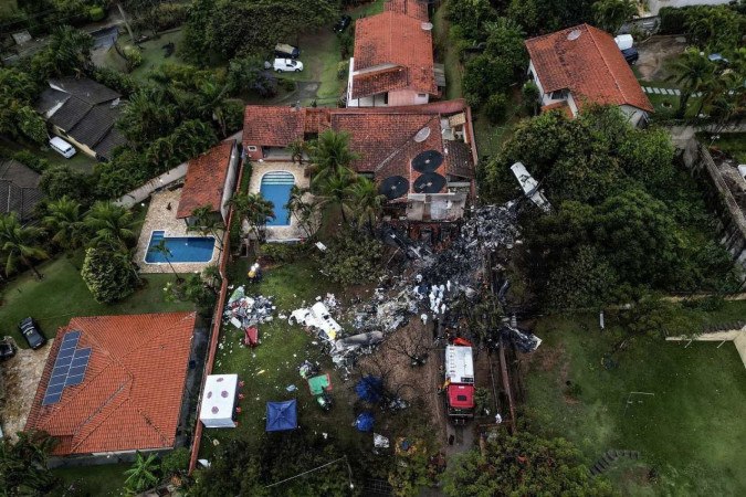 Foto mostra visão aérea da queda do avião de Vinhedo, que caiu nessa sexta-feira (9/8)       -  (crédito: Nelson Almeida/AFP)