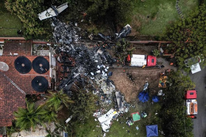 Avião cai com 61 pessoas a bordo em condomínio no interior de SP; não há sobreviventes
 -  (crédito: Nelson Almeida/AFP)