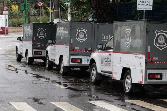  Chegada do comboio no IML central da cidade de São Paulo, trazendo corpos do acidente aereo que aconteceu na cidade de Vinhedo. -  (crédito:  Bruno Escolástico/Estadão Conteúdo)