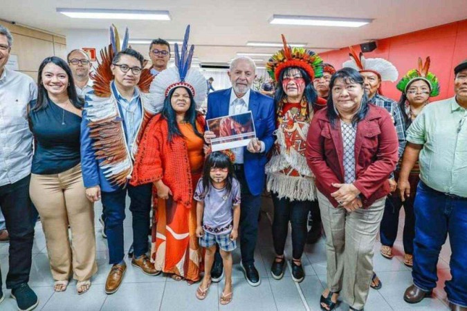 Lula e ministros com lideranças Guarani-Kaiowás, que estão em conflito com fazendeiros sul-mato-grossenses -  (crédito: Ricardo Stuckert/Presidência da República)