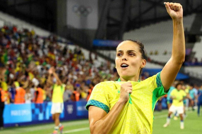 Marta (na foto, ajudando Gabi a se alongar) representa um geração que teve que lutar por tudo, diz a comentarista desportiva Renata Mendonça -  (crédito: Reuters)