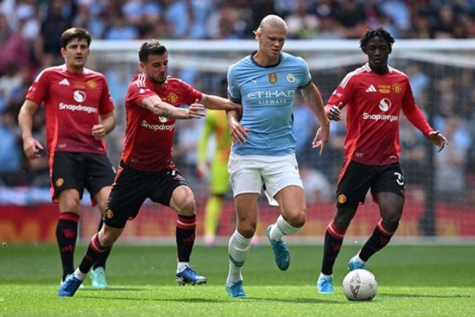  Mount (segundo à esquerda) disputa a bola com Haaland na decisão da Supercopa da Inglaterra  -  (crédito: Foto: Justin Tallis/AFP via Getty Images)