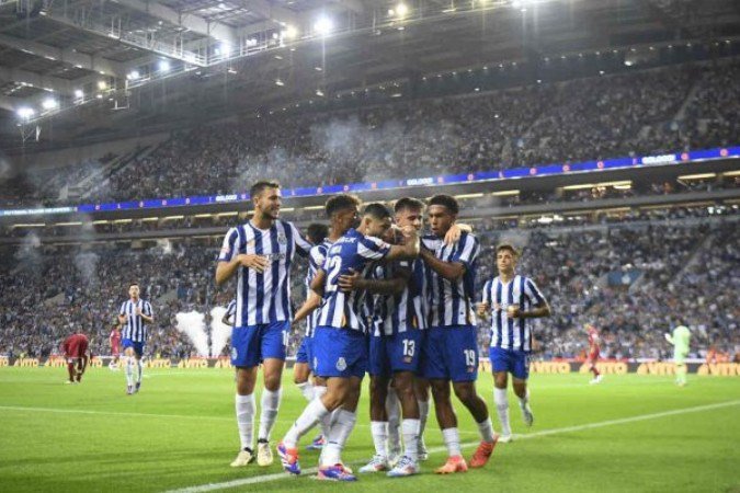 Galeno (no centro) celebra o primneiro gol do Porto sobre o Gil Vicente -  (crédito: Foto: Miguel Riopa/AFP via Getty Images)