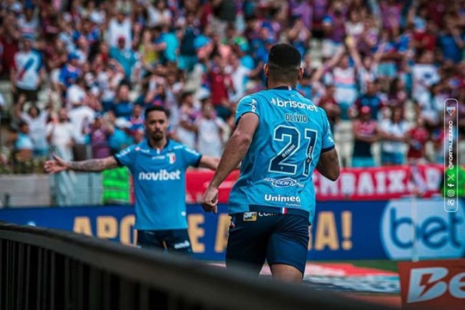 Moisés, de costas, corre para comemorar com Pikachu o gol que marcou e decidiu o 1 a 0 do Fortaleza -  (crédito: Foto: Leonardo Moreira/FEC)