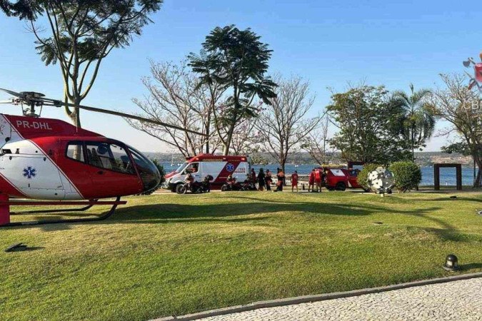 Casal é resgatado de afogamento após cair de jet ski no Lago Paranoá -  (crédito: Divulgação/CBMDF)